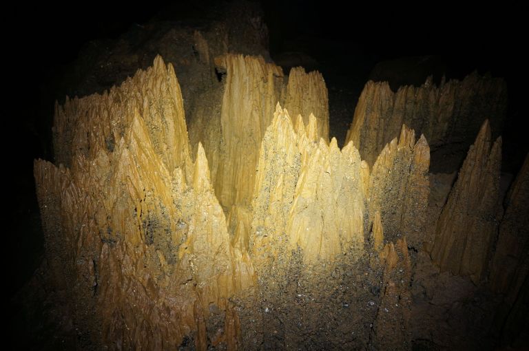 EXPLORATION DES TUNNELS DE LAVE DE LA RIVIERE DES REMPARTS ILE DE LA REUNION 974 PITON DE LA FOURNAISE SPELEOLOGIE VOLCANIQUE (1)